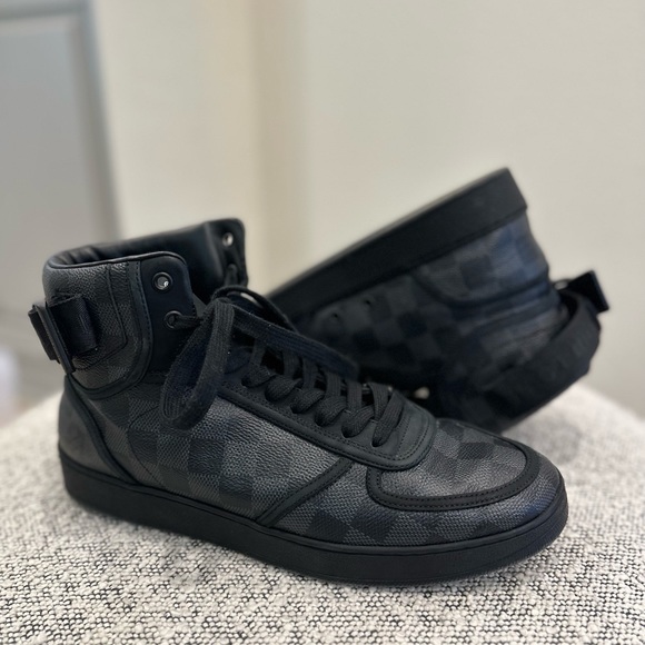 High top Louis Vuitton shoes - Picture 3 of 3